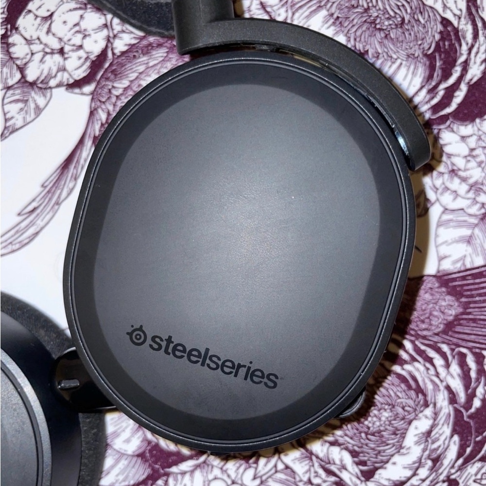 🚨 3/15 SALE 🚨 SteelSeries Artics 7 Headset - Black